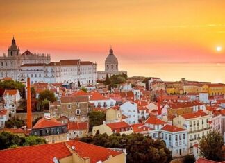 Ограничительные меры смягчают немногие страны Европы